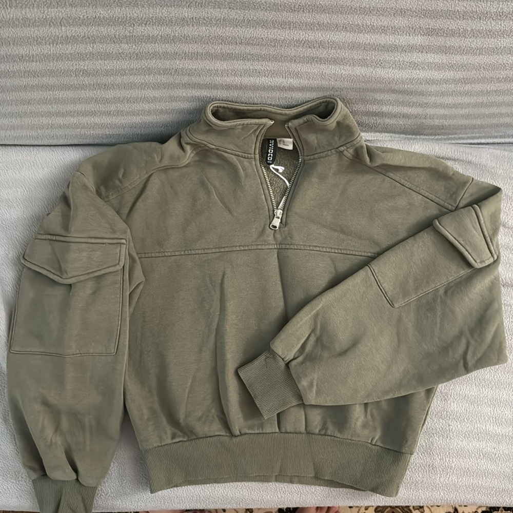 H&M Cropped Long Sleeve Sweatshirt